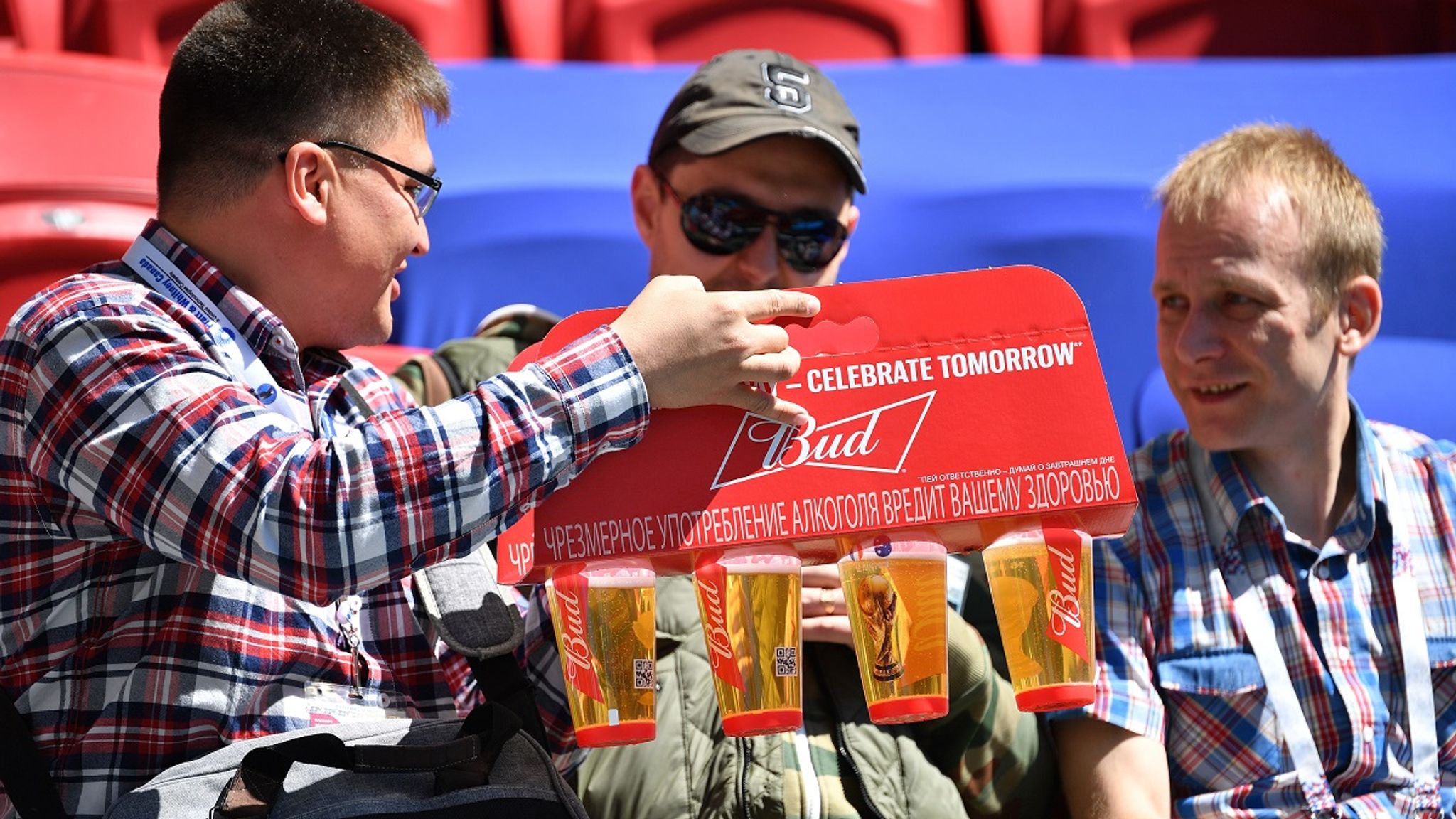 Пиво на стадионах. Пиво на стадионах в России. Германия пиво на стадионе. Fra aus Kazahi Cup 2018.