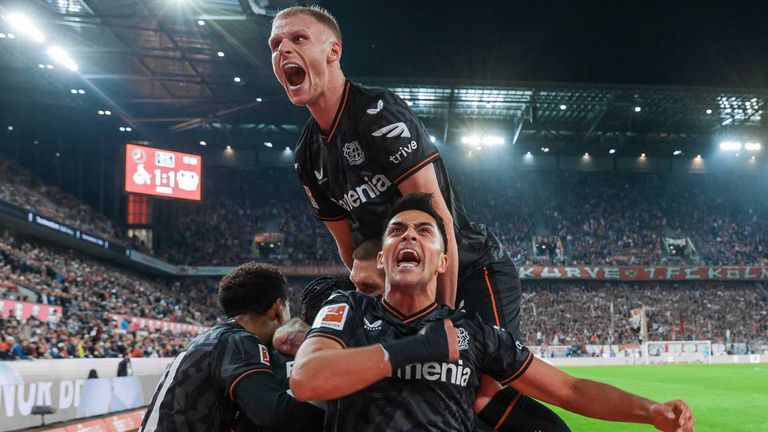 Bayer 04 Leverkusen feiert den Auswärtssieg bei Nachbar Köln.