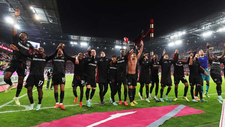 Bayer 04 Leverkusen feiert vor seinen Fans euphorisch den Auswärtssieg im Derby beim 1. FC Köln.