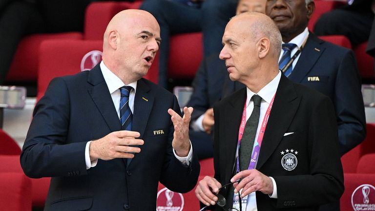 DFB-Präsidenten Bernd Neuendorf (r.) im Gespräch mit FIFA-Boss Gianni Infantino (l.).