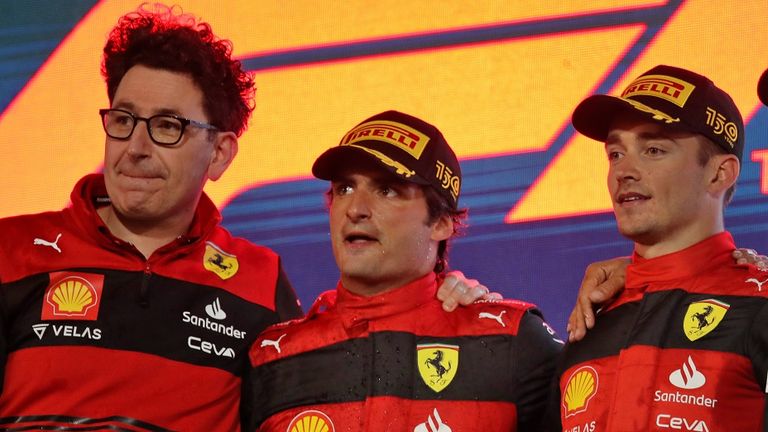 Die Ferrari-Piloten Charles Leclerc und Mattia Binotto haben sich auf Social Media von ihrem Ex-Teamchef verabschiedet.