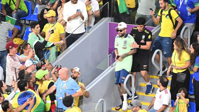 Er sorgte für mächtig Trubel auf der Tribüne: Der Neymar-Doppelgänger hatte Spaß daran, einige Fans hinters Licht zu führen