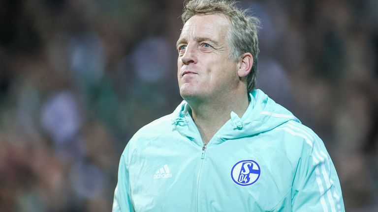 Mike Büskens spricht über die Hinrunde auf Schalke und auch Kritik an seiner Person. 