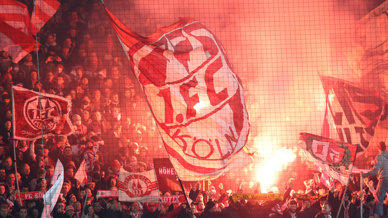 Die Kölner Fans zünden Pyrotechnik im Spiel bei Union Berlin.