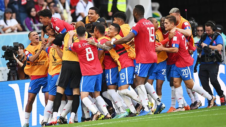 Costa Rica hat mit einem Überraschungssieg gegen Japan die Chancen aufs Achtelfinale gewahrt.