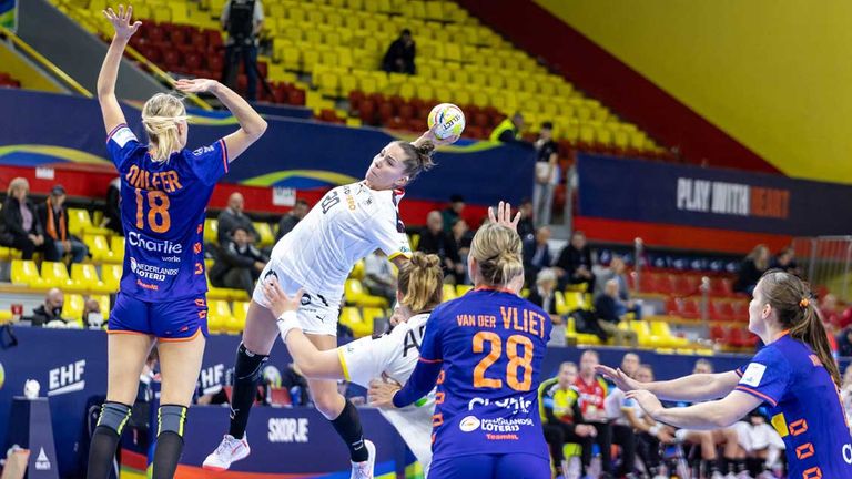 Emily Bölk und die deutsche Handballnationalmannschaft der Frauen besiegt die Niederlande in der Hauptrunde.