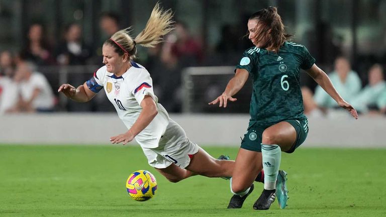 Lena Oberdorf (r.) und die deutsche Frauen-Nationalmannschaft feiern einen Erfolg gegen die USA.