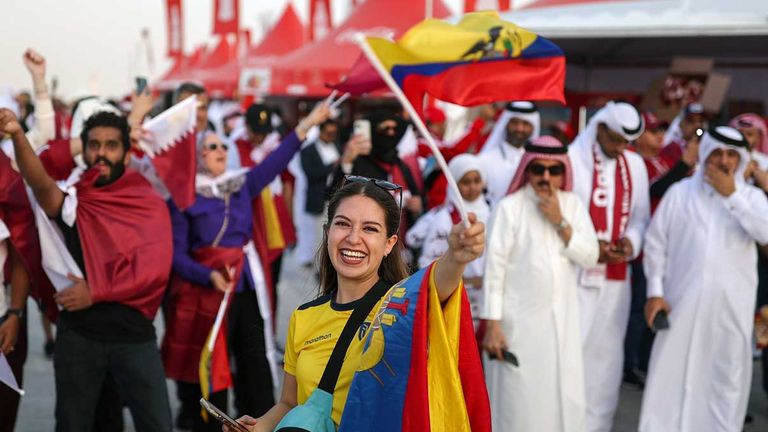 KLIMA: Es weht ein leichter Wind bei 24 Grad. Es ist keine Kühlung im Stadion notwendig. Es ist ein perfekter lauer Sommerabend mit Top-Fußball-Wetter. Der Rasen lässt es bei jedem der selbst mal gekickt kribbeln. Ein klasse Geläuf. Meine WM-Note: 2