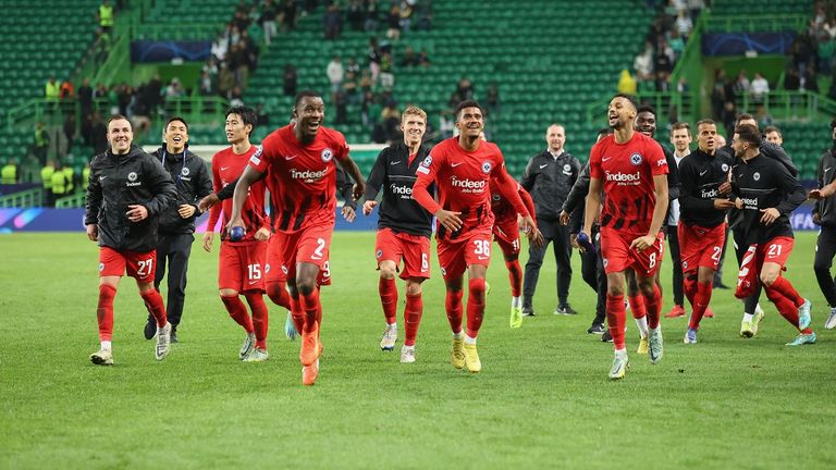 Die Eintracht-Spieler feierten nach dem Sieg bei Sporting Lissabon den historischen Achtelfinal-Einzug.