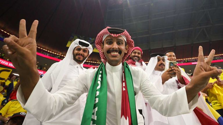 AUSLASTUNG: Bis auf wenige Plätze ist das Stadion voll. Der Super-Gau kommt erst in der zweiten Halbzeit...