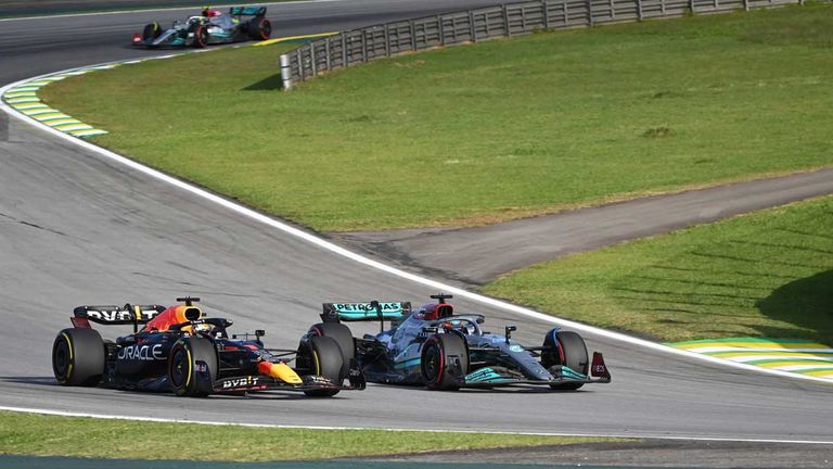Mercedes-Pilot George Russell (r.) liefert sich in Sao Paulo heiße Duelle mit Weltmeister Max Verstappen (Red Bull) und geht am Ende als Sieger hervor.