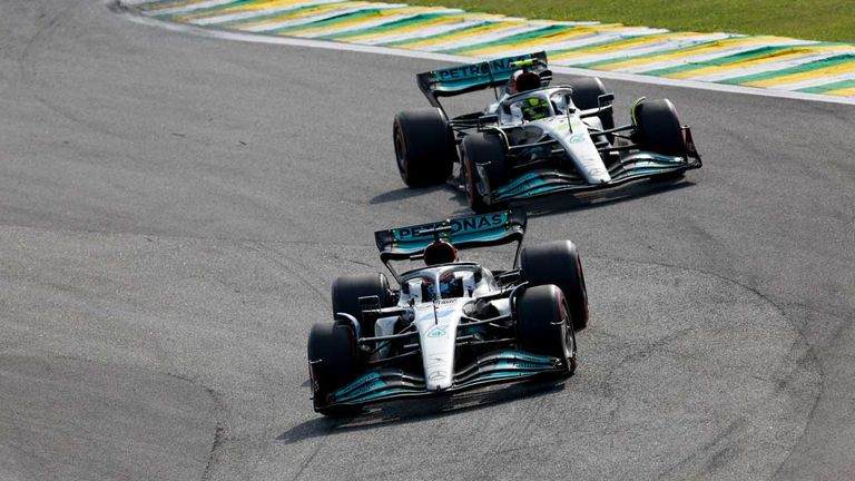 George Russell (vorne) feiert in Brasilien seinen ersten Grand-Prix-Sieg seiner Karriere, für Mercedes ist es der erste Saisonsieg.