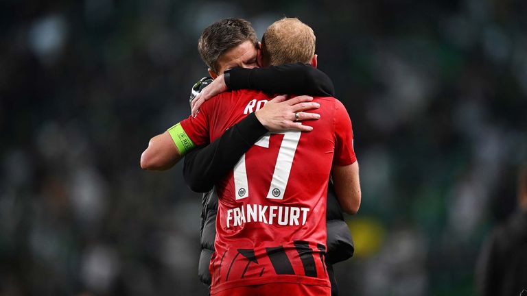 SGE-Cheftrainer Oliver Glasner umarmt Kapitän Sebastian Rode nach dem Einzug ins Achtelfinale der Champions League. 