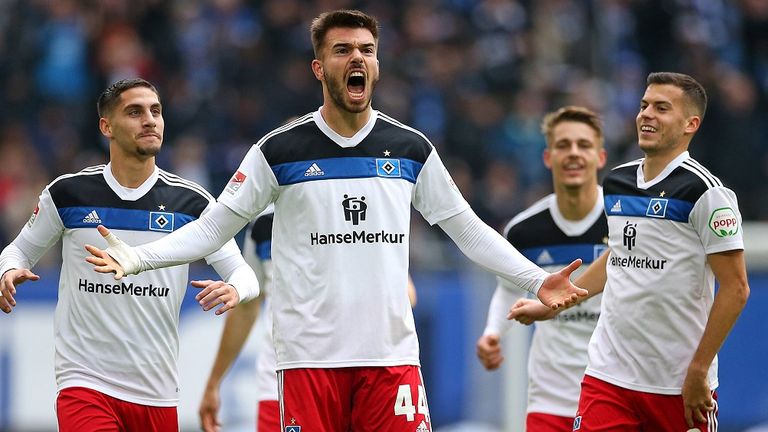 Der Hamburger SV feiert gegen Regensburg den zehnten Saisonsieg und bleibt an Darmstadt dran.