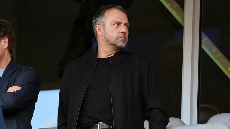 Bundestrainer Hansi Flick warnt davor Messi und Ronaldo zu unterschätzen.