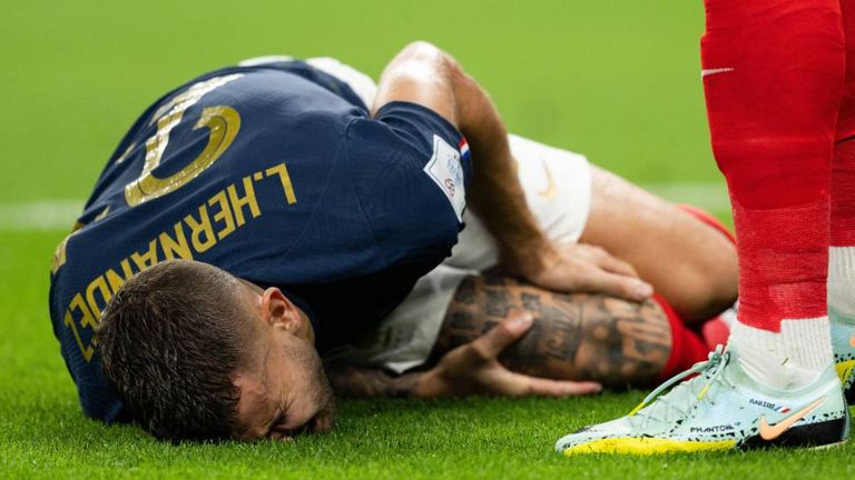 Frankreichs Lucas Hernandez verletzt sich gegen Australien und muss früh ausgewechselt werden.