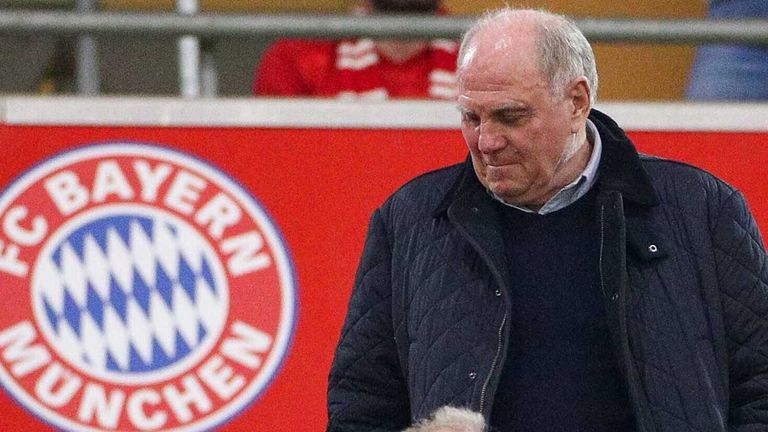 Uli Hoeneß, Ehrenpräsident des FC Bayern, wird von Fußballfunktionär Andreas Rettig erneut kritisiert.