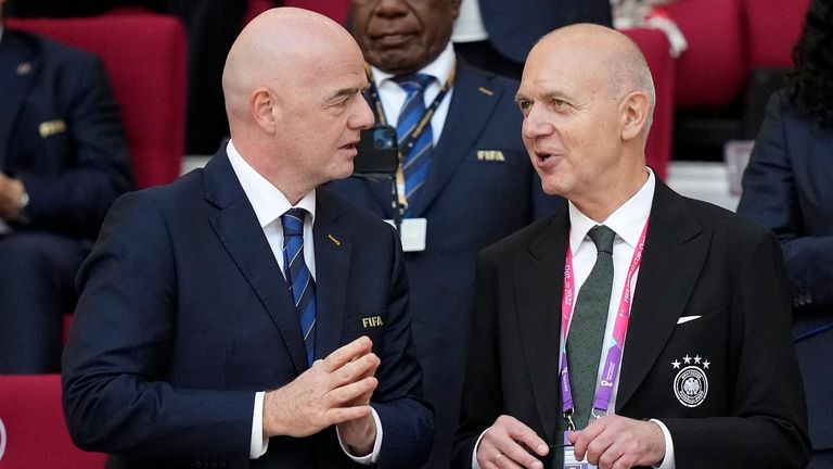FIFA-Chef Gianni Infantino (links) und DFB-Präsident Bernd Neuendorf (rechts) sind trotz einiger Unstimmigkeiten weiter im Dialog.