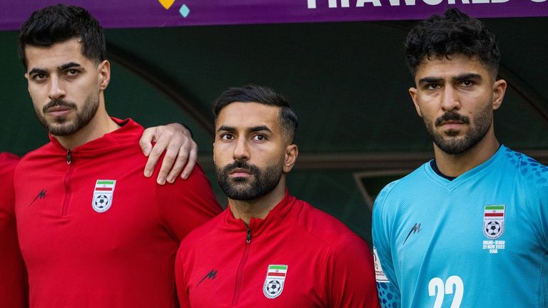 Die gesamte iranische Nationalmannschaft schwieg bei ihrer Nationalhymne vor dem Spiel gegen England.