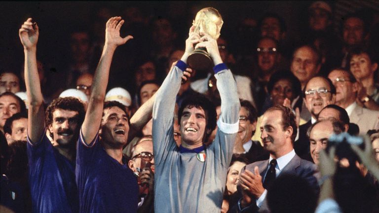 Ältester Weltmeister: Dino Zoff (40 Jahre und 133 Tage bei der WM 1982 für Italien)