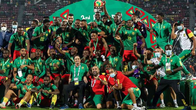 Kameruns Team feiert den 3. Platz beim  Africa Cup of Nations im Februar 2022.