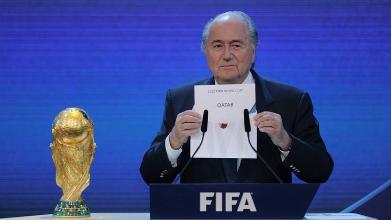 2010 verkündete der damalige FIFA-Präsident Joseph Blatter, dass die WM 2022 in Katar stattfinden wird.