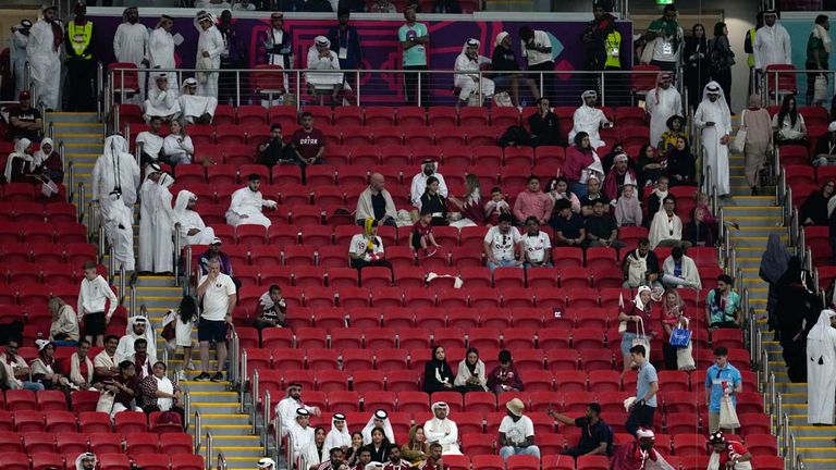 Bis auf wenige Plätze ist das Stadion voll. Der Supergau kommt erst in der zweiten Halbzeit. Zur Hälfte verlassen sehr viele Fans das Stadion. Danach klaffen große Lücken auf den Tribünen. Das Spiel und die Tribünen wirken trostlos. Meine WM-Note: 5