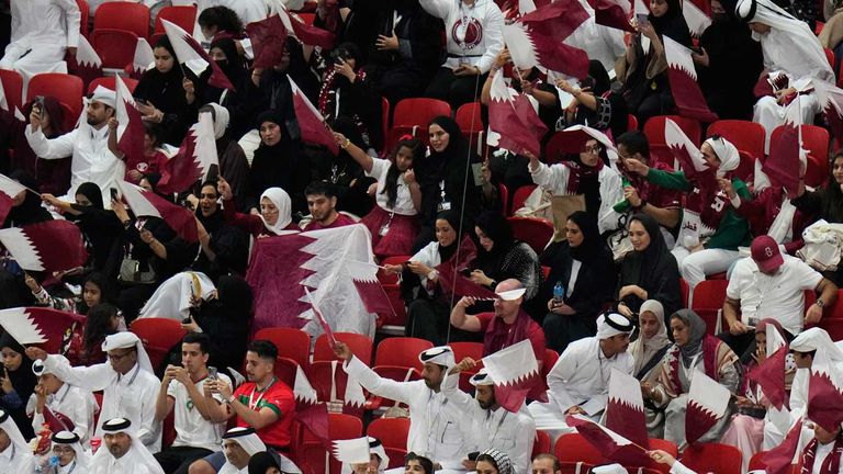 War in der ersten Halbzeit ganz gut. Keine dauerhaften Gesänge, aber immer wieder Stimmungs-Peaks und stimmungsvolle Lieder, sowohl aus dem Katar-Block als auch der Ecuador-Kurve.