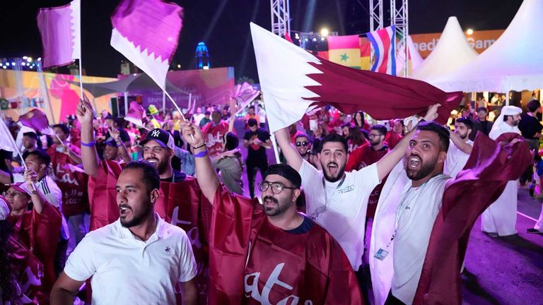 ENTHUSIASMUS: Man merkt vor allem bei den einheimischen Fans die Aufregung und die Begeisterung vor dem Spiel. Genauso wie der Mannschaft auf dem Rasen merkt man die Aufregung an.