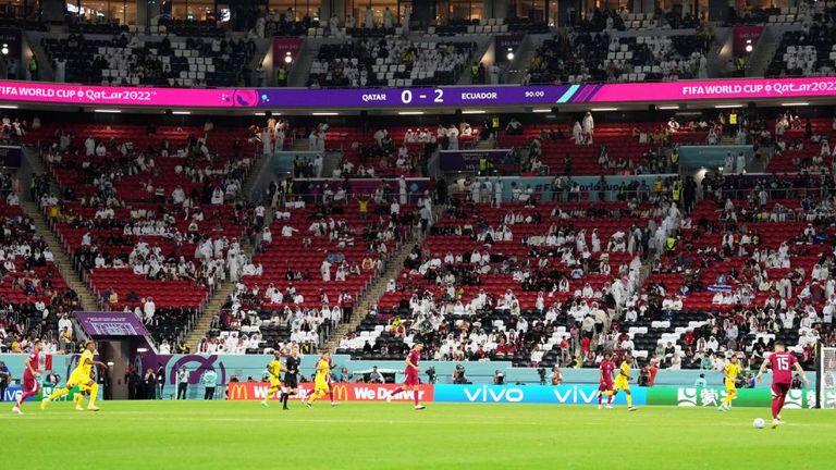 Die katarischen Fans verlassen das Stadion lange vor dem Abpfiff.
