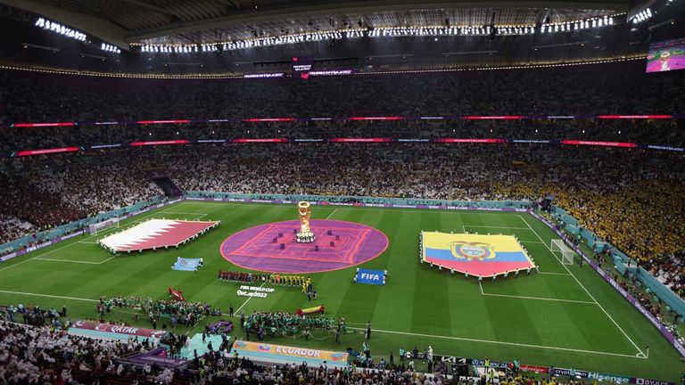 STADION: Beeindruckendes Design. Amerikanische gigantische Zufahrten und sehr viel Platz rund um die Arena. Alles ist wie aus dem Ei gepellt, aber gleichzeitig gibt es nicht zu viel Gigantismus. Es sind überall Kurze Wege und eine perfekte Beschilderung.