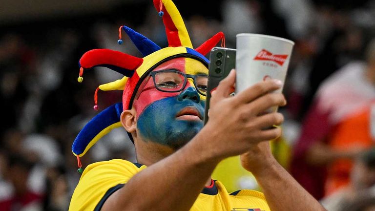 Katastrophal wird es im Stadion. Zur Halbzeit gibt es an vielen Ständen bereits kein Essen mehr. Die Schlangen sind unendlich lang. Viele Zuschauer beschweren sich.