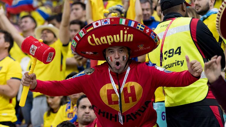 Im ecuadorianischen Fanblock präsentiert sich vor dem Spiel ein überdrehter Einheizer, der Kunststücke macht. Die Musik ist immer bis zum Abschlag aufgedreht. Nur während des Spiels läuft endlich mal keine Musik in Mega-Lautstärke. Meine WM-Note: 4