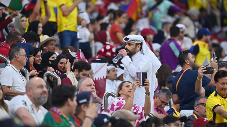 Auch im Medienzentrum gibt es so gut wie nichts mehr zu essen. Anders als in der Bundesliga muss die Nahrung bei der WM übrigens auch von Journalisten käuflich erworben werden. Es gab aber nichts mehr zu kaufen. Meine WM-Note: 4