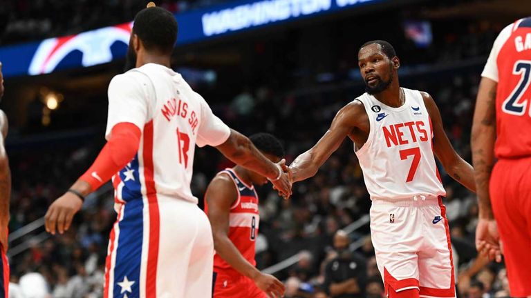 Kevin Durant (r.) führt die Brooklyn Nets zum Sieg gegen die Washington Wizards.