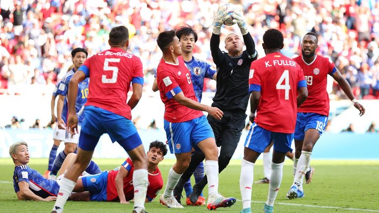 Costa-Rica-Torwart Keylor Navas (2 geht kämpferisch ins Duell mit der deutschen Nationalmannschaft.