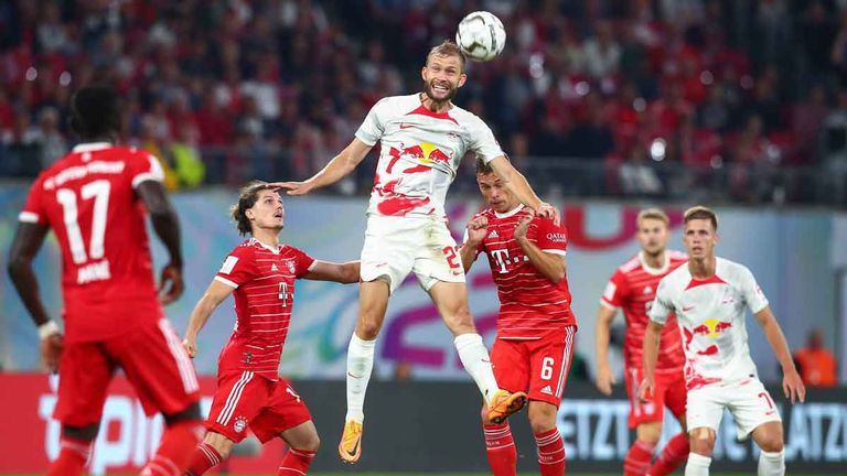 Konrad Laimer gewinnt im Supercup gegen den FC Bayern ein Kopfballduell gegen Marcel Sabitzer (l.) und Joshua Kimmich.