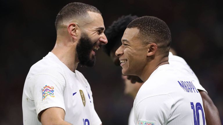 Karim Benzema und Kylian Mbappe sind die Stars einer topbesetzten französischen Mannschaft. Dennoch läuft es vor der WM noch nicht. Nun trifft man in der Vorrunde ausgerechnet auf den Angstgegner Dänemark.