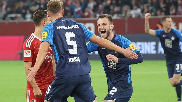 Kaiserslautern sichert sich dank einem Elfmeter in der Nachspielzeit den Auswärtssieg gegen Düsseldorf.