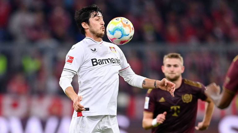 Fussball 1. Bundesliga Saison 2022/2023 8. Spieltag FC Bayern Muenchen - Bayer 04 Leverkusen 30.09.2022 Sardar Azmoun Bayer 04 Leverkusen am Ball *** Football 1 Bundesliga season 2022 2023 8 matchday FC Bayern Muenchen Bayer 04 Leverkusen 30 09 2022 Sardar Azmoun Bayer 04 Leverkusen on the ball 