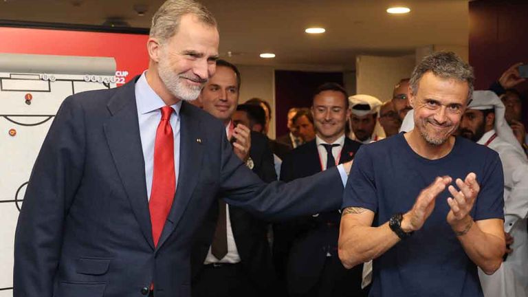 Trainer Luis Enrique (r.) bekommt von Spaniens König Felipe einen Schulterklopfer.