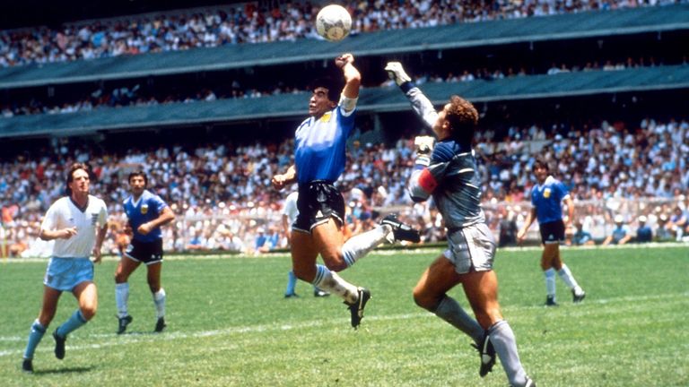 Ein Tor für die Ewigkeit. Maradona traf bei der WM 1986 per Hand gegen England zum 1:0. Der Ball wurde nun versteigert.