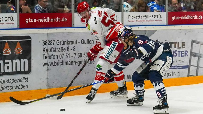 Max Gimmel (l.) von den Selber Wölfen im Spiel gegen die Ravensburg Towers.