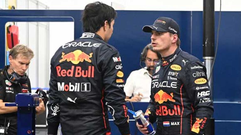 Max Verstappen (r.) ignoriert in Sao Paulo die Anweisung seines Red-Bull-Teams. Sergio Perez findet das überhaupt nicht amüsant.