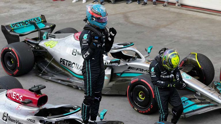George Russell (vorne) und Lewis Hamilton freuen sich über die starke Leistung von Mercedes im Brasilien-Sprint.