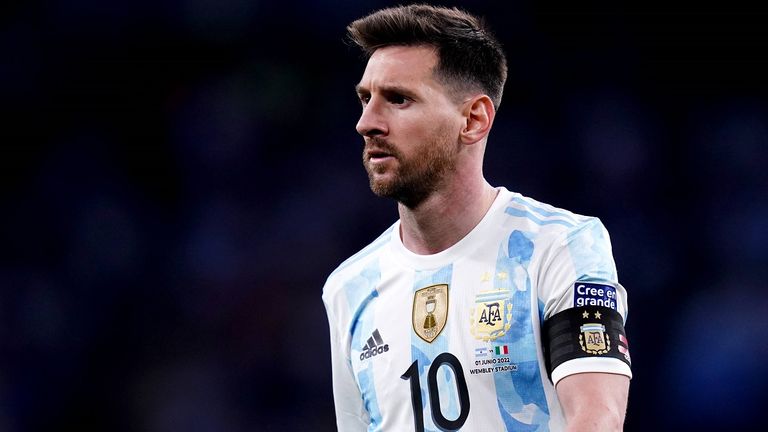 Superstar Lionel Messi führt bei der WM in Katar die argentinische Nationalmannschaft als Kapitän an. 