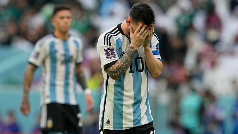 Als Favorit gestartet und zur Lachnummer degradiert? Saudi-Arabien hat Argentinien und Lionel Messi am Dienstag auf den Boden der Tatsachen heruntergeholt.