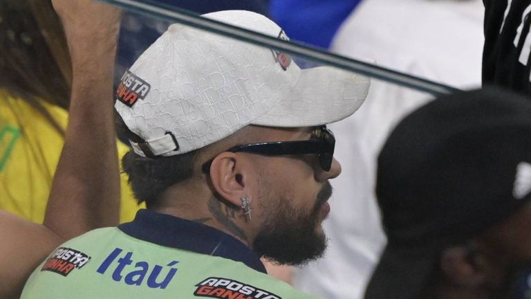 Mit Snapback, Sonnenbrille und Brasilientrikot versuchte sich der Fan als Neymar-Doppelgänger auszugeben