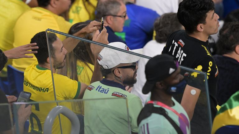 Während des Spiels beruhigte sich dann die Lage und "Neymar" nahm auf der Tribüne Platz, um das Spiel "seiner" Selecao zu verfolgen.