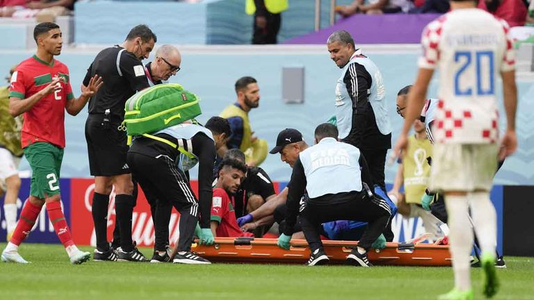 Noussair Mazraoui wurde im Spiel Marokko gegen Kroatien verletzt vom Platz getragen.